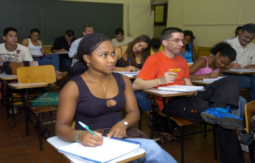 Ir para  <p>O Censo da Educa&ccedil;&atilde;o Superior mostrou que h&aacute; dificuldades em preencher todas as vagas ofertadas. Das novas vagas e vagas remanescentes oferecidas nas redes p&uacute;blica e privada em 2015, 5,6...